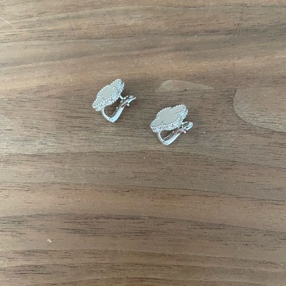 Van Cleef and Arpels Vintage Alhambra Earrings White Gold and Mother of Pearl - Picture 3 of 4